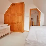Strandschloesschen - Haushaelfte 1 Prázdninový dům *